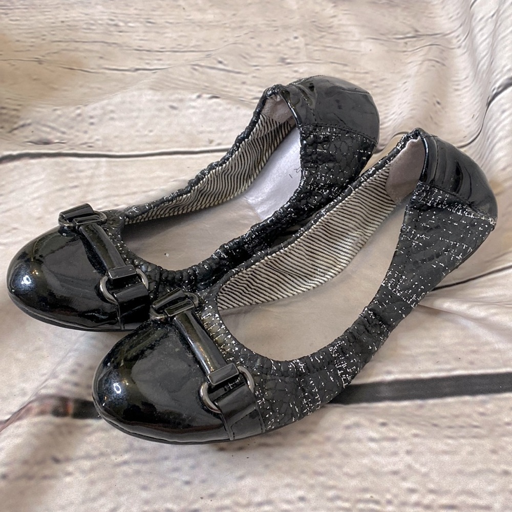 Tahari Gracious Leather Black & White Ballet Flats Size 6.5 Excellent Condition